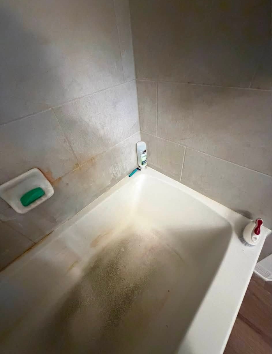 Bathtub Deep Cleaning before cleaning